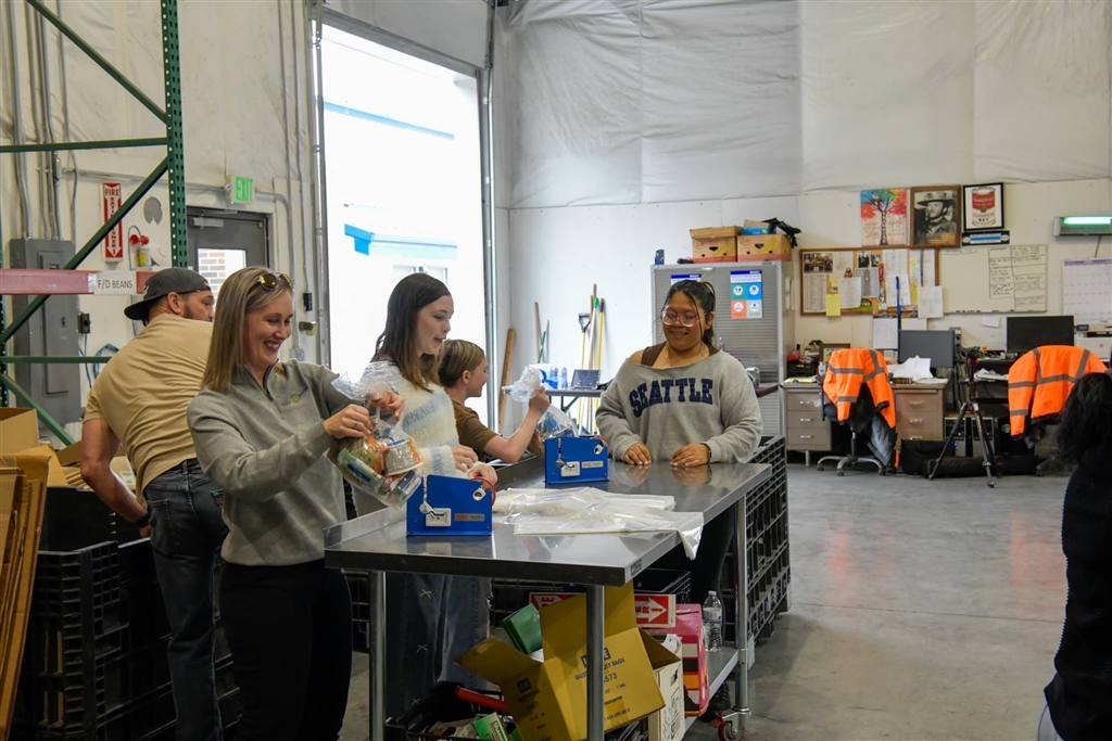 Hallie Chilton Bagging food at volunteer event