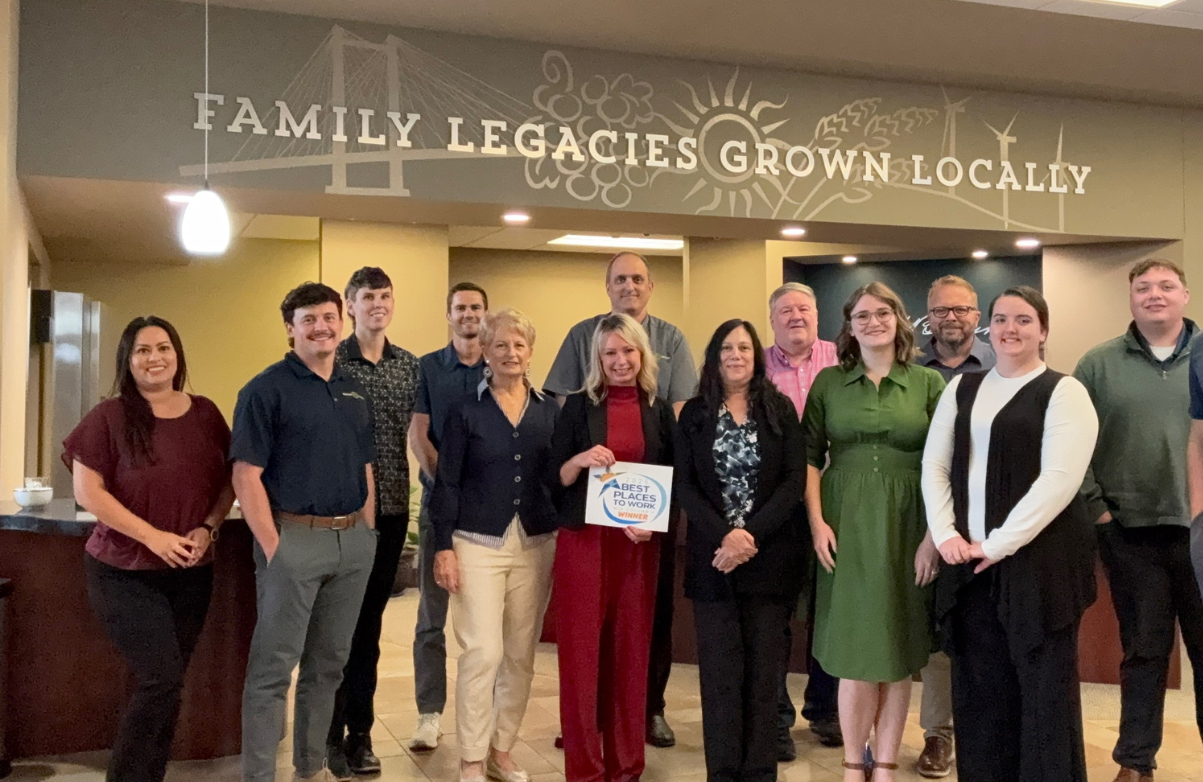 Image of the Kennewick Banking team holding award