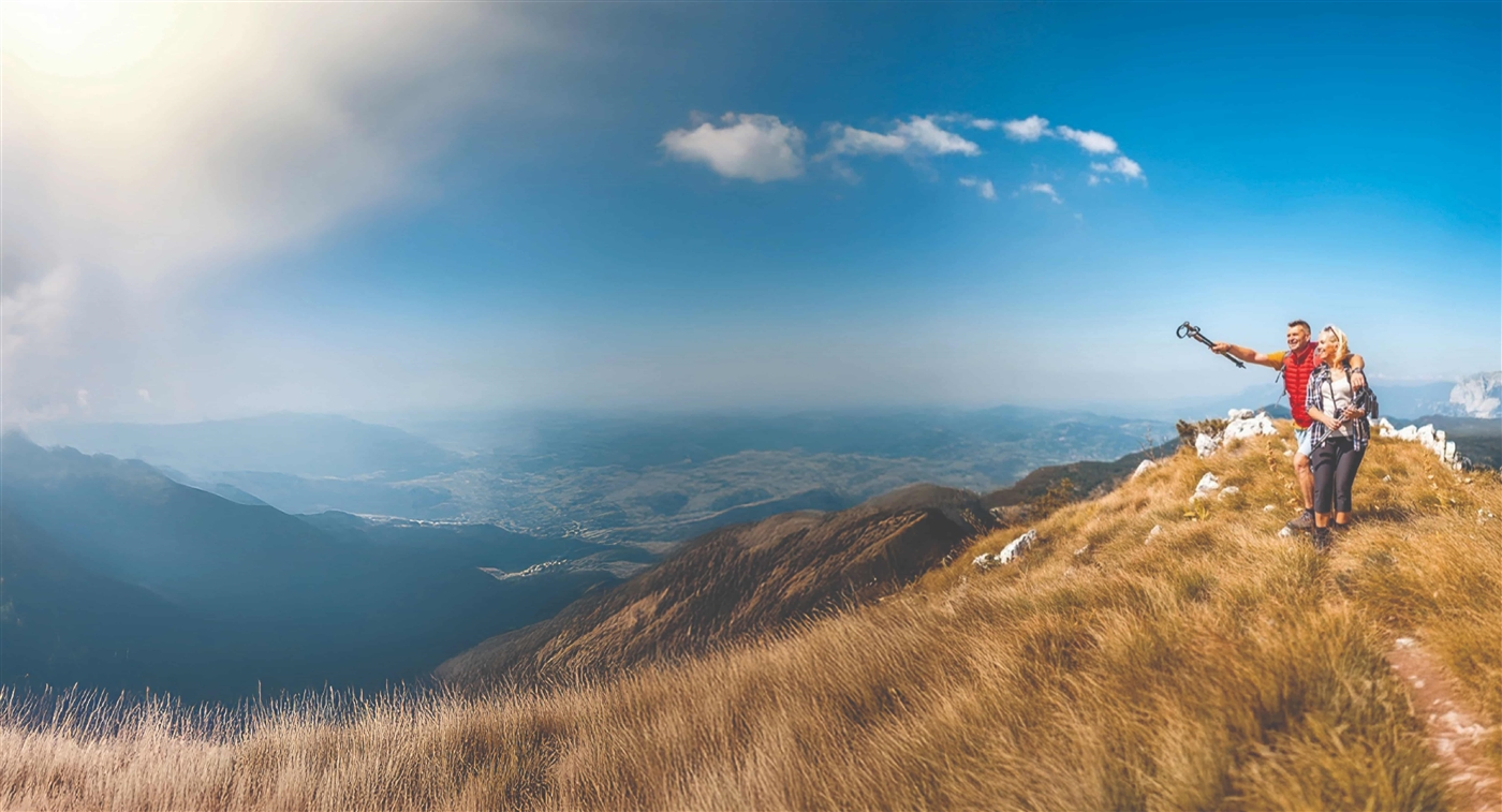Gen X couple hiking in the eastern washington